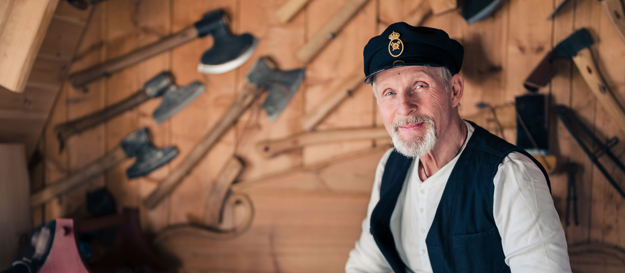 timmerman-slojdare-fred-lagnemar-ur-skogen-i-handen-arbeta-historiska-handverktyg