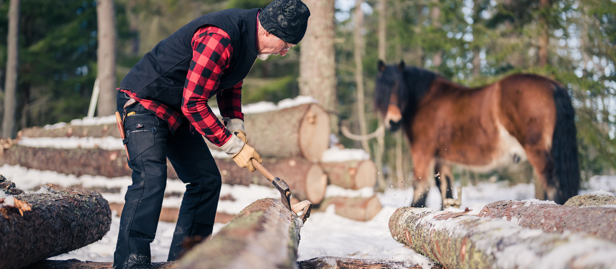 timring-knuttimra-kurs-workshop-ur-skogen-i-handen-fred-lagnemar-arbeta-med-historiska-handverktyg