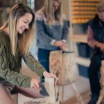 mila-svit-slojd-slojdkurs-kurs-talja-kniv-yxa-hjo-tibro-brannhult-fred-lagnemar-220904-135724-08191-photographer-jesper-anhede-web