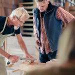 slojd-slojdkurs-kurs-talja-kniv-yxa-hjo-tibro-brannhult-fred-lagnemar-220904-140317-08219-photographer-jesper-anhede-web