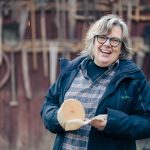 elisabeth-wahlgren-grevegarden-kursdeltagare-kurs-slojd-talja-yxa-kniv-bruksforemal-fred-lagnemar-221015-165728-01675-photographer-jesper-anhede-web