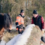 timmer-hast-nordsvensk-timmerman-fred-lagnemar-timmerhast-naturnara-hastkraft-per-madestam-220227-105410-07886-photographer-jesper-anhede-web