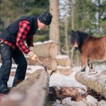 timring-hast-nordsvensk-timmerman-fred-lagnemar-timmerhast-timringskurs-220227-105018-07869-photographer-jesper-anhede-web