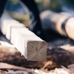 timringskurs-timring-hjo-tibro-karlsborg-skaraborg-timmerman-fred-lagnemar-knuttimra-handverktyg-kniv-yxa-motorsåg-220312-153159-08798-photographer-jesper-anhede-web