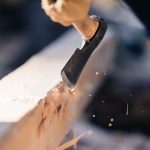 timringskurs-timring-hjo-tibro-karlsborg-skaraborg-timmerman-fred-lagnemar-knuttimra-handverktyg-kniv-yxa-motorsåg-220312-153208-08807-photographer-jesper-anhede-web