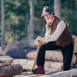 timringskurs-timring-hjo-tibro-karlsborg-skaraborg-timmerman-fred-lagnemar-knuttimra-handverktyg-kniv-yxa-motorsåg-220312-153413-08843-photographer-jesper-anhede-web