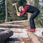 timringskurs-timring-timmer-timmerman-yxa-vinter-skog-fred-lagnermar-220227-111038-07953-photographer-jesper-anhede-web