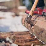 timringskurs-timring-timmer-timmerman-yxa-vinter-skog-fred-lagnermar-220227-111231-07964-photographer-jesper-anhede-web