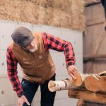 ur-skogen-i-handen-kurs-slojd-talja-yxa-kniv-bruksforemal-fred-lagnemar-brannhult-skogen-221015-103622-01427-photographer-jesper-anhede-web